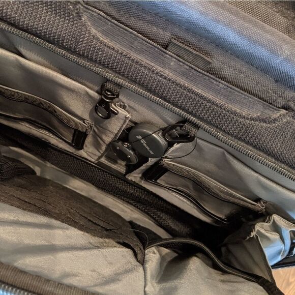 Targus TR301 15 Elite Notebook Commuter Case - Picture 5 of 10